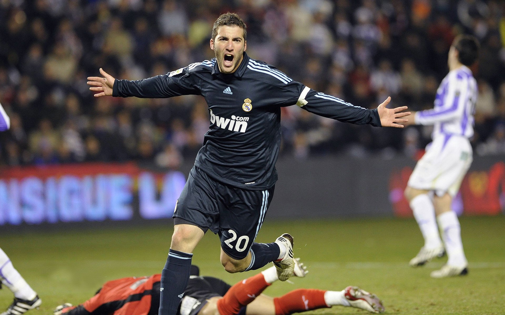 倒三角中场释放边路进攻空间,倒三角是什么运动