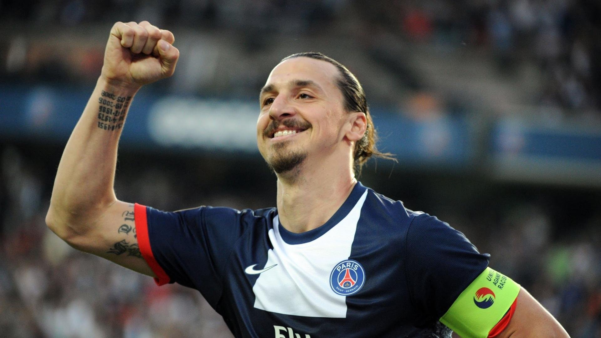 米兰体育报-内马尔、姆巴佩、梅西三人联手的战术配合令人惊叹，内马尔姆巴佩梅西合照